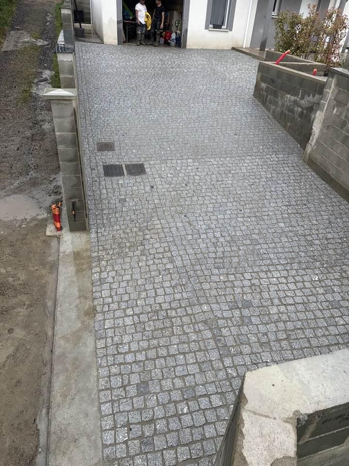 Aménagements extérieurs – chemin pavé